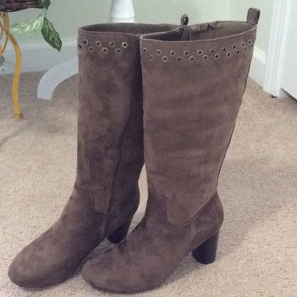 Kim Rogers Shoes - BROWN FAUX SUEDE BOOTS 👢. Size 6.5 with 3” heels